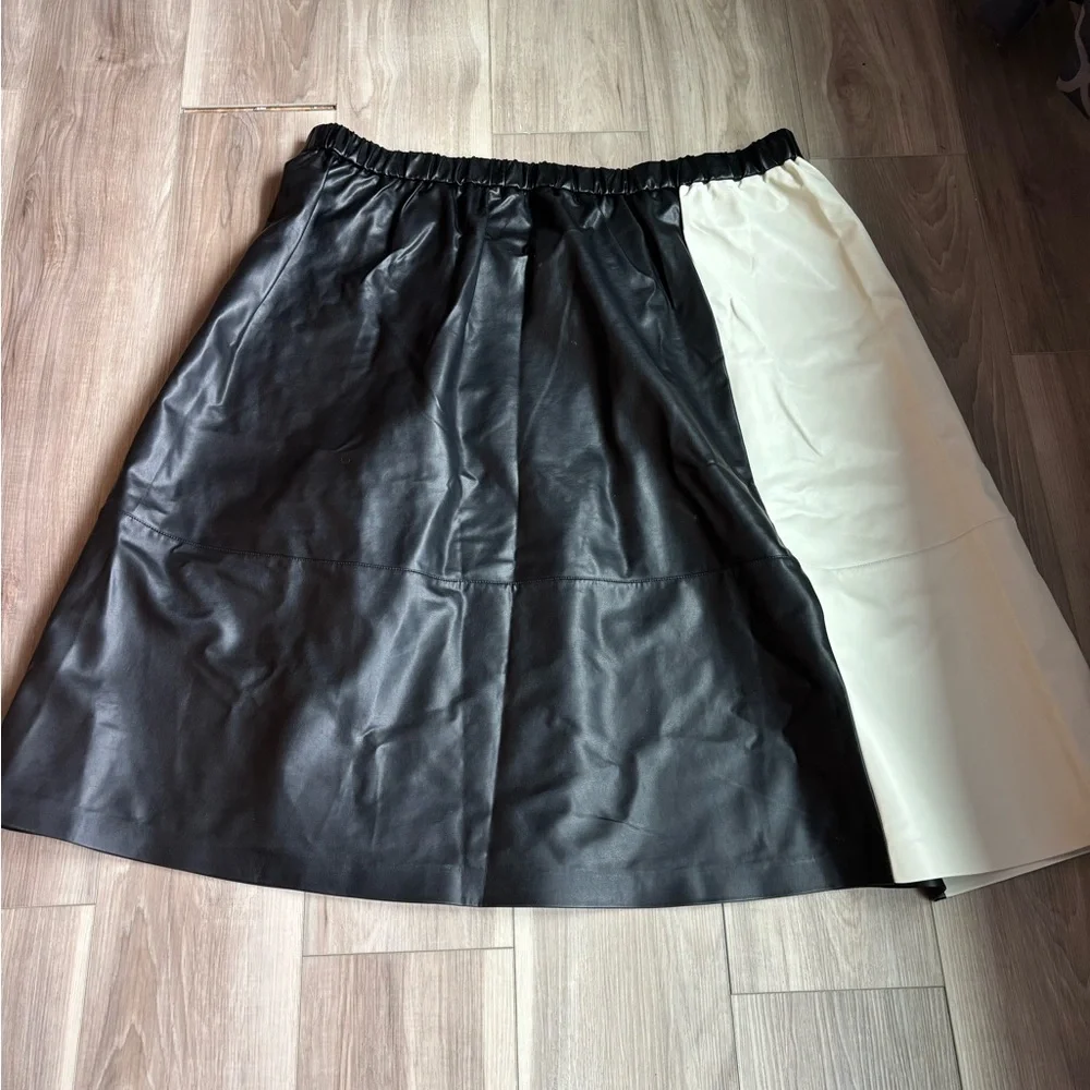 Eloquii Black and Cream A-Line Skirt with Pleats. Size 24. New with Tags. - Picture 3 of 4